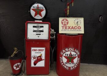 Texaco-Branded Bowser Gas Pump, Oil Pumps, & Sign at No Reserve