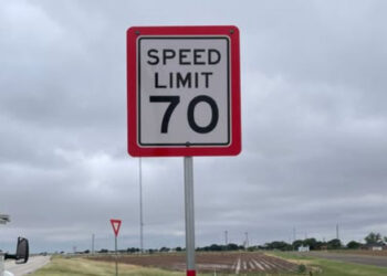 What That Red Border On Some Speed Limit Signs Actually Means