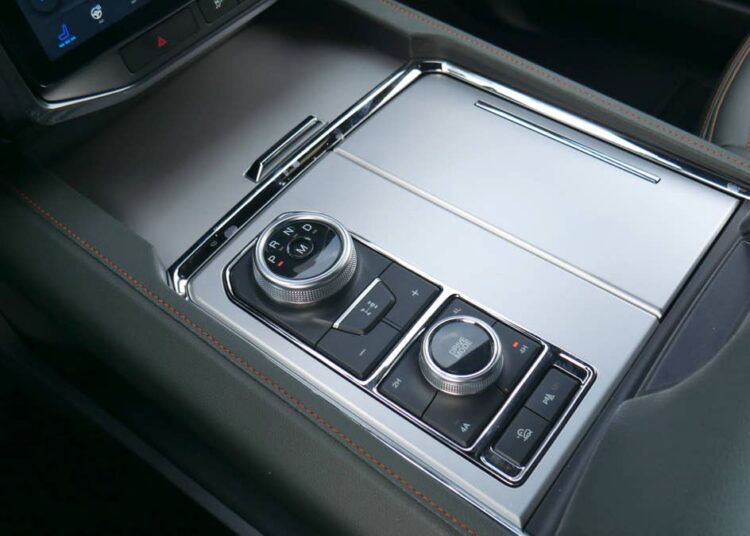Ford Recalls Almost 550,000 Expedition SUVs Because the Center Console Could Cut You